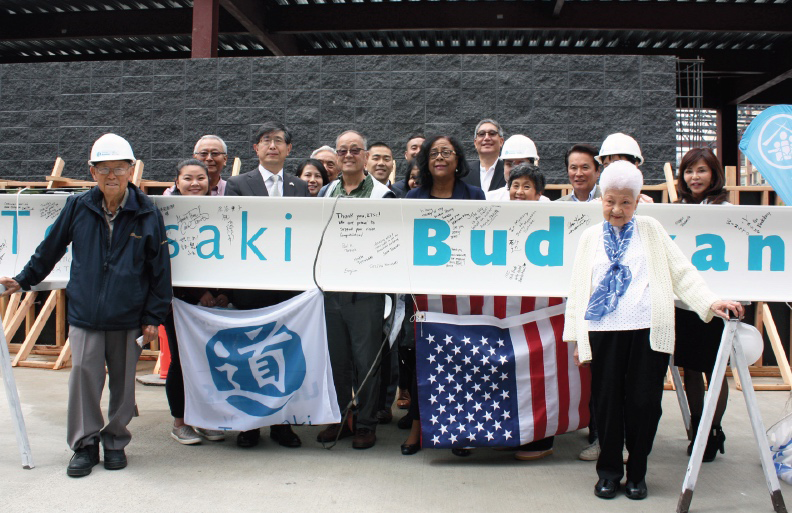 George Sugimoto, Consul General Akira Chiba, Keith Terasaki, Jan Perry and Aiko Kawaratani were among the attendees at the ceremony (photo by Ichiro Shimizu)
